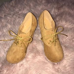 Delicacy Tan Wedges